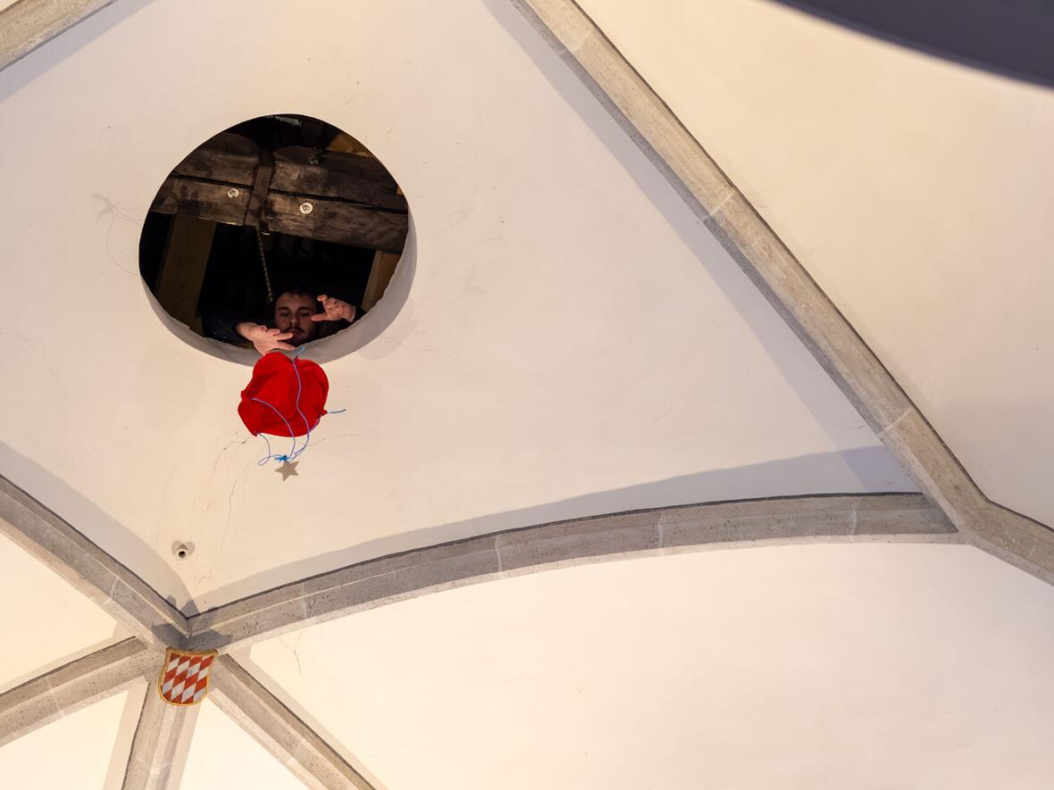 Die im Pfarrzentrum gebastelten und beschriebenen Fallschirmsterne wurden abschließend von der Kirchendecke herabgelassen...