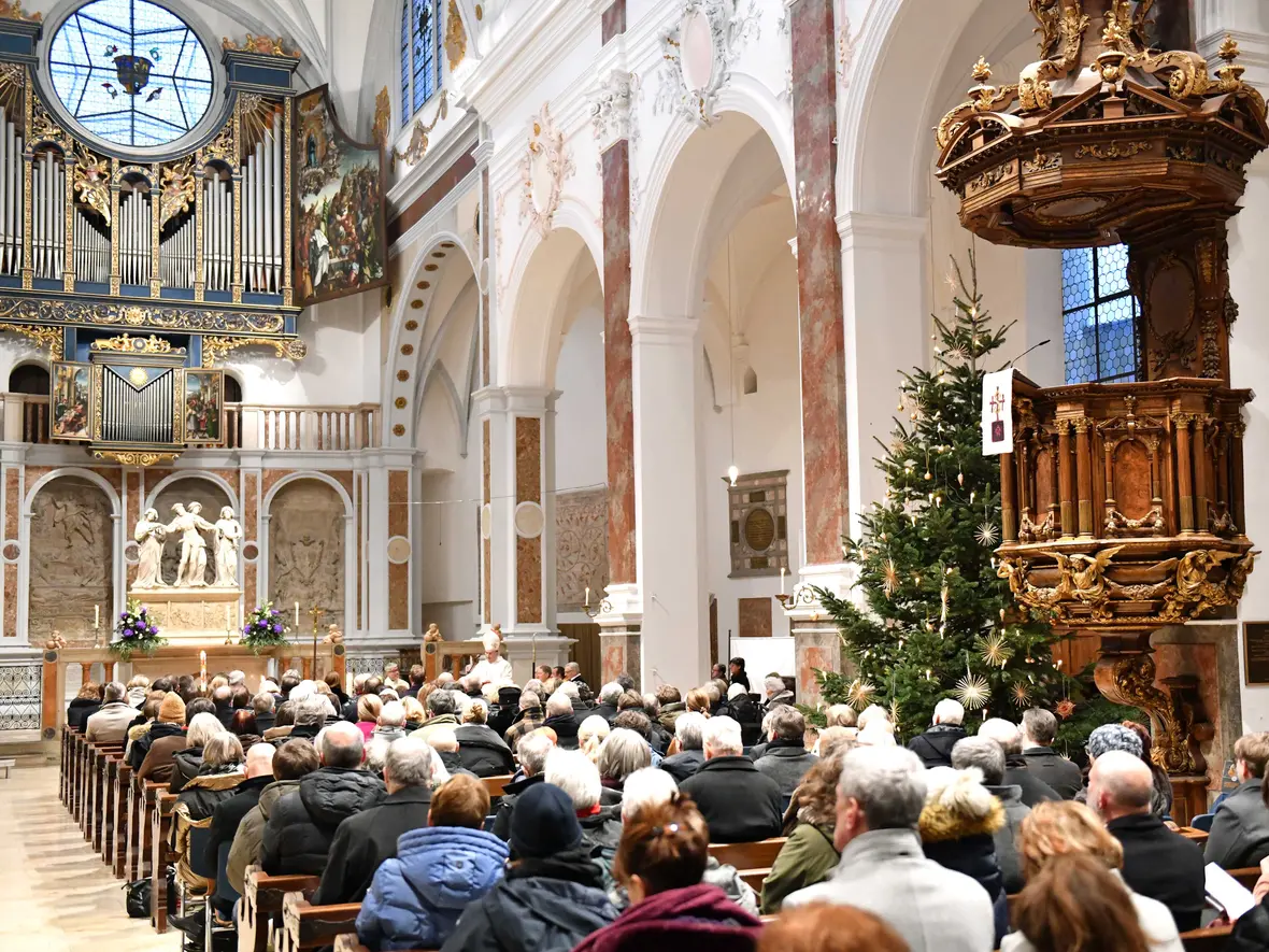 Festlicher Gedenkgottesdienst zum 500. Todestag von Jakob Fugger bei der Fuggerkapelle von St. Anna. (Fotos: Nicolas Schnall / pba)