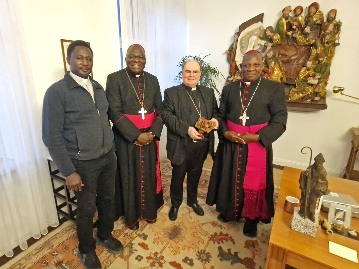 Besuch aus Nigeria: (von links) Pfarrer Dr. Lucas Noah Ijabani (PG Syrgenstein), Weihbischof John Bogna Bakeni, Bischof Bertram, Bischof Dr. Dashe Oliver Doeme. (Foto: Bischofshaus)