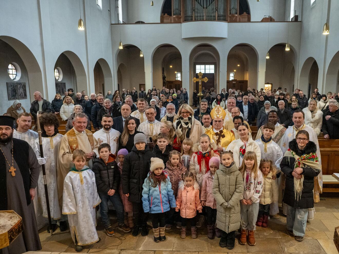 Hunderte Menschen nahmen an der festlichen Liturgie mit Bischof Bertram in der Augsburger Dreifaltigkeitskirche teil (Fotos: Julian Schmidt / pba)