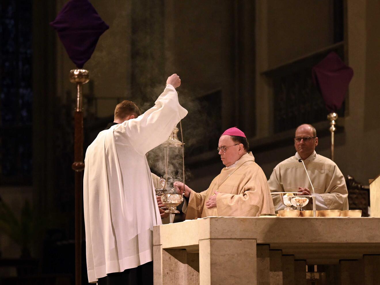 Jesus Christus ist der Altar und das Opferlamm, so die Theologie. 