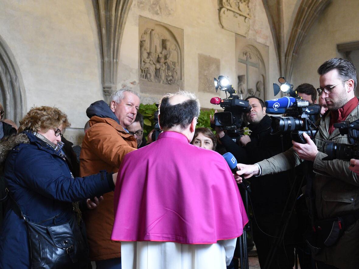 Der neu ernannte Bischof von Augsburg im Interview mit den Medien (Foto: Maria Steber / pba)