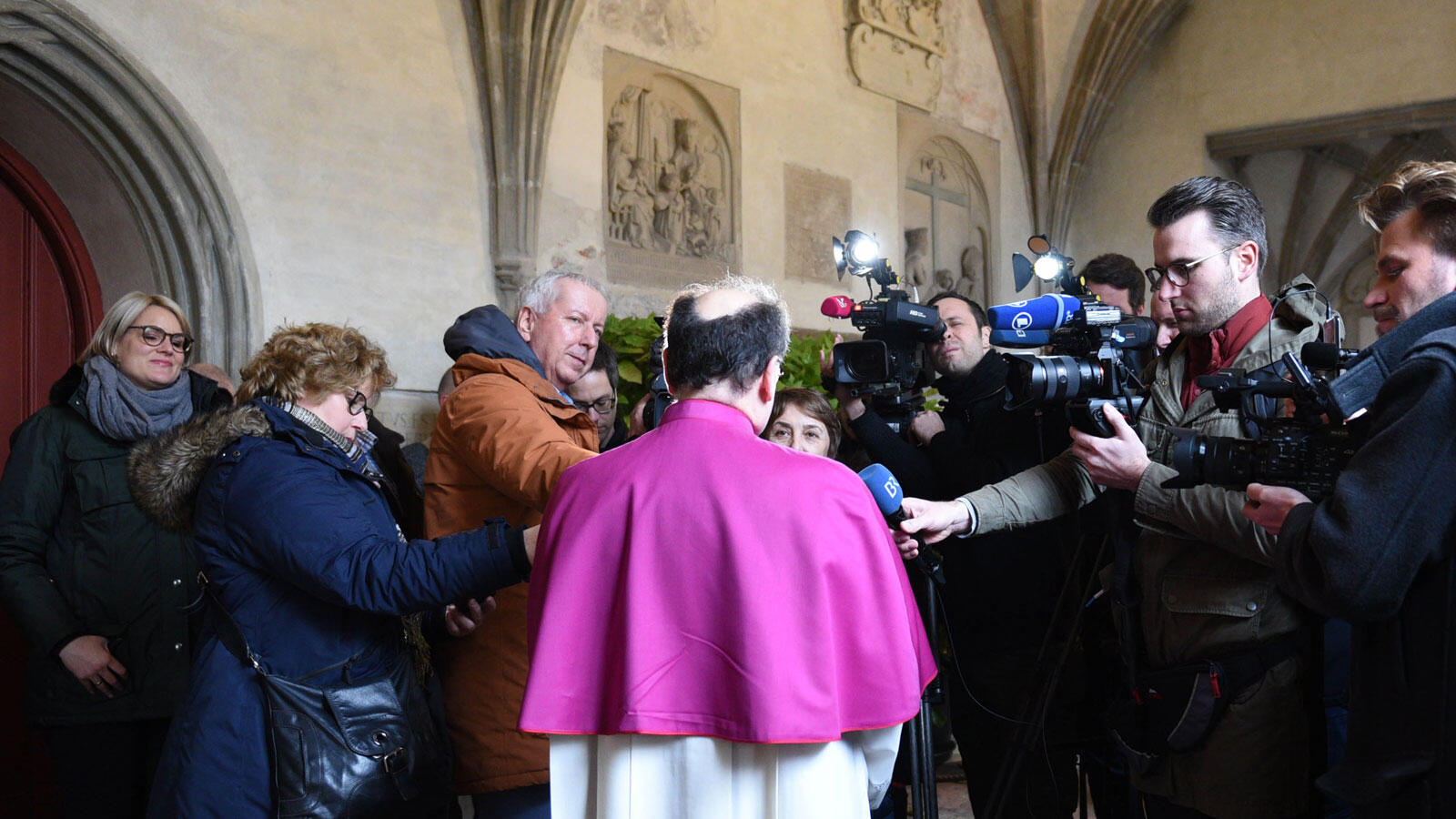 Der neu ernannte Bischof von Augsburg im Interview mit den Medien (Foto: Maria Steber / pba)
