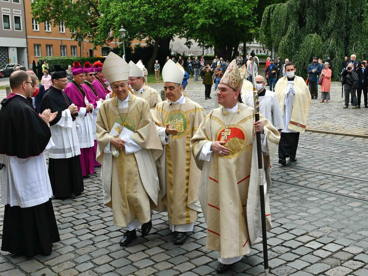 Klatschend heißen die Menschen ihren neuen Bischof, Dr. Bertram Meier, nach der Weihe willkommen. (Foto: Nicolas Schnall / pba)
