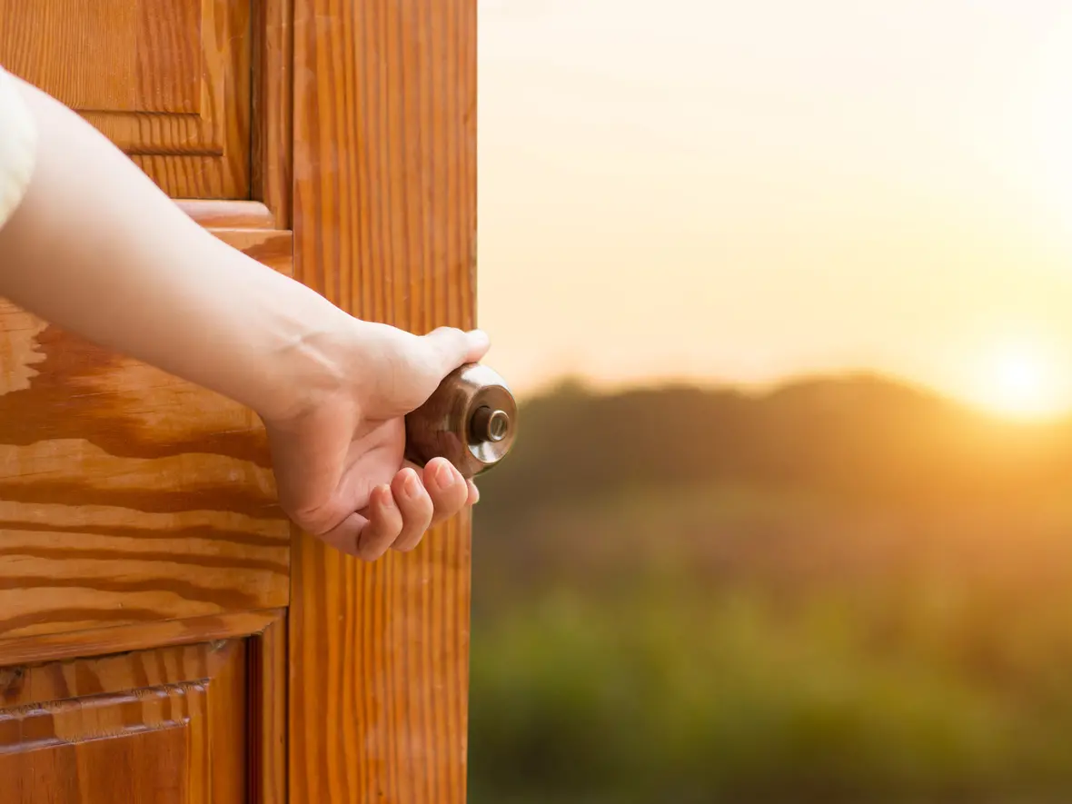 2_mit-unseren-glaubenskursen-jesus-kennenlernen_shutterstock_1900929031_seksun-guntanid_mod