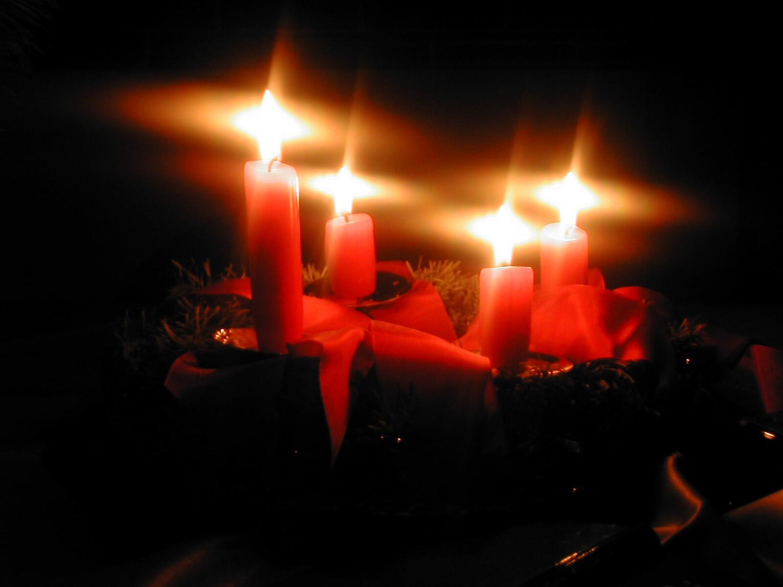 Adventskranz leuchtet im Dunkeln