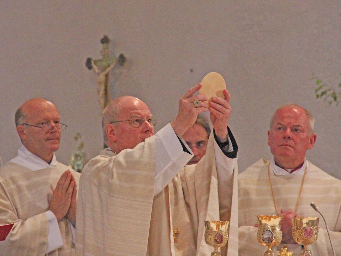 2011_06_23_Fronleichnam mit Bischof Konrad (Foto Archiv)