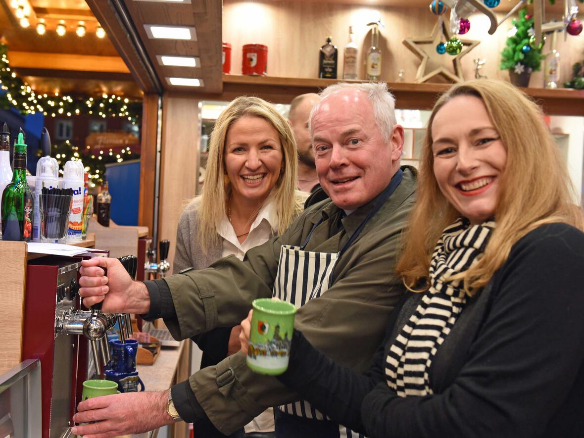 2017_12_05_Weihbischof Losinger zapft Glühwein für den guten Zweck (Foto Nicolas Schnall)