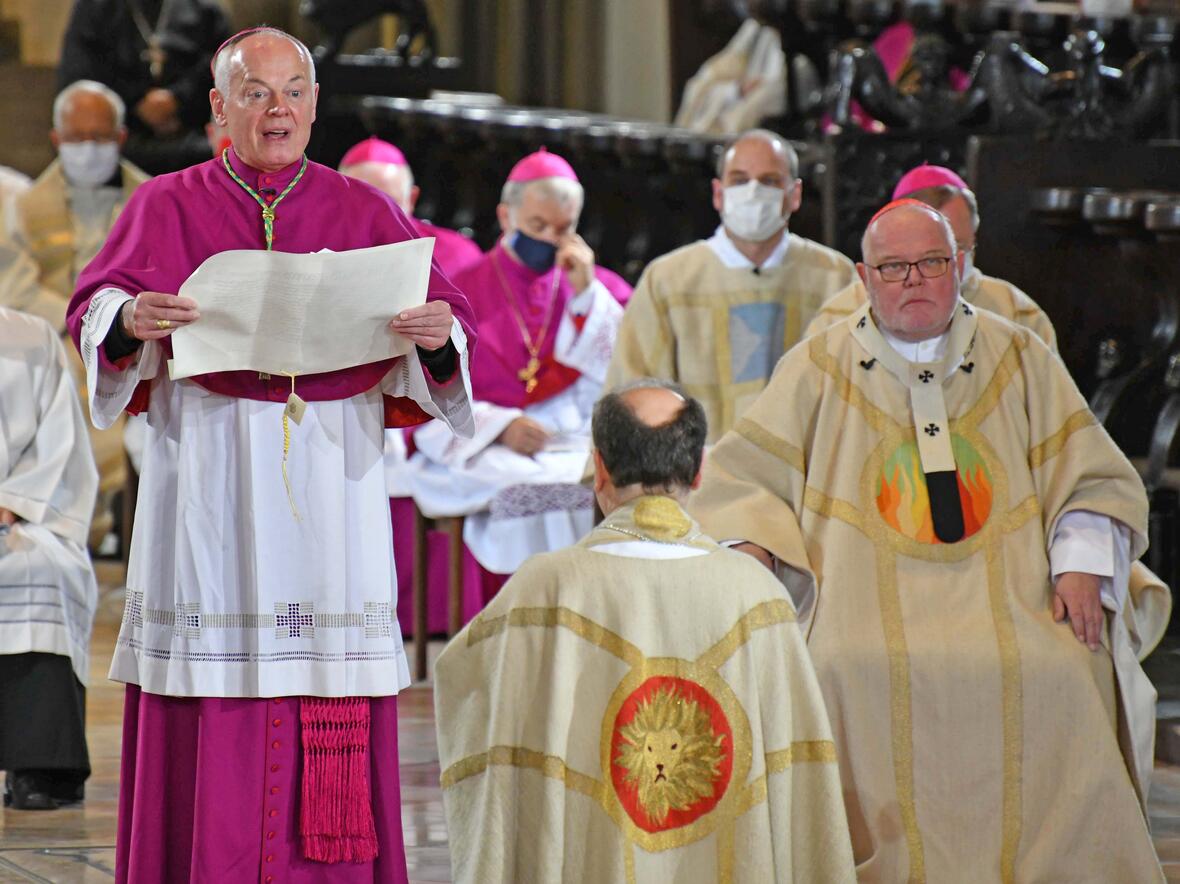 2020_06_06_Weihbischof Losinger verliest päpstliche Ernennungsurkunde von Bischof Bertram (Foto Nicolas Schnall)