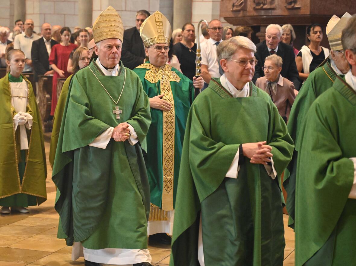 02_Bischofsgeburtstag Bischof Bertram beim Einzug