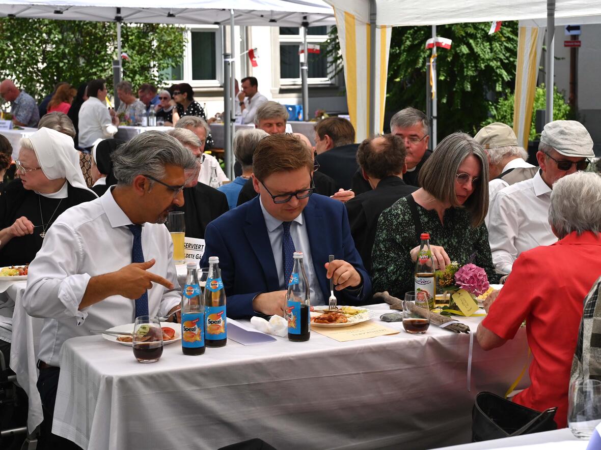 05_Bischofsgeburtstag im Garten (2)