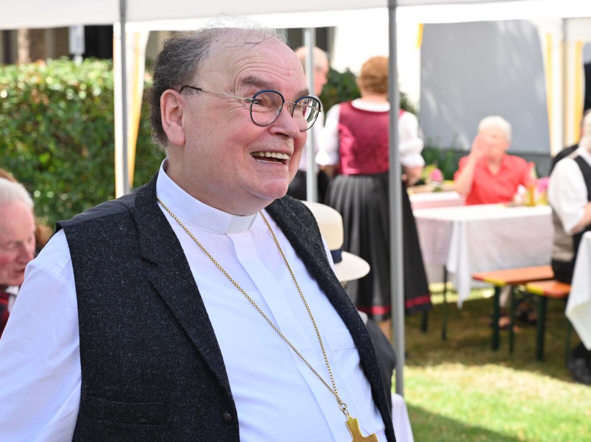 11_ Bischofsgeburtstag im Garten