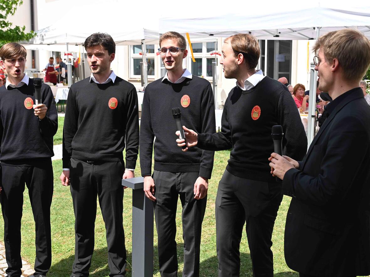 12_ Bischofsgeburtstag im Garten