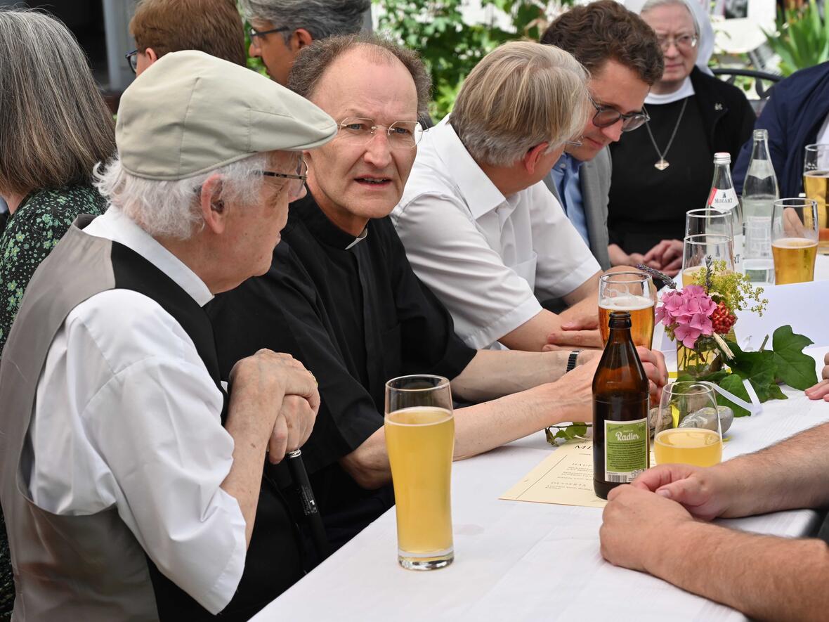 13_Bischofsgeburtstag im Garten