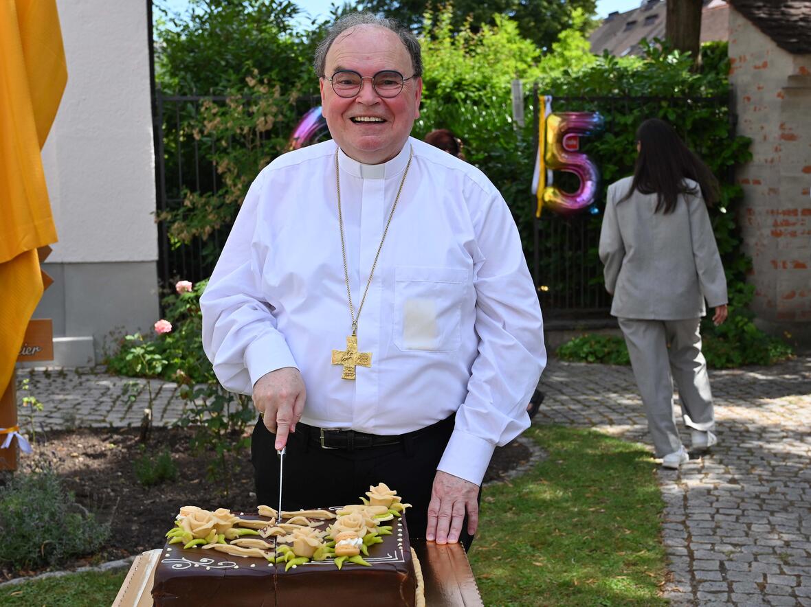 15_Bischofsgeburtstag im Garten