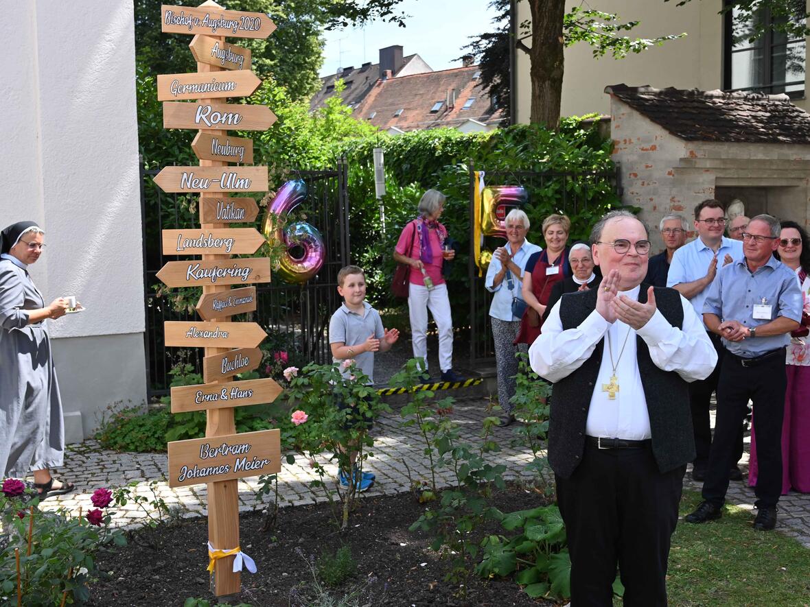16_Bischofsgeburtstag im Garten