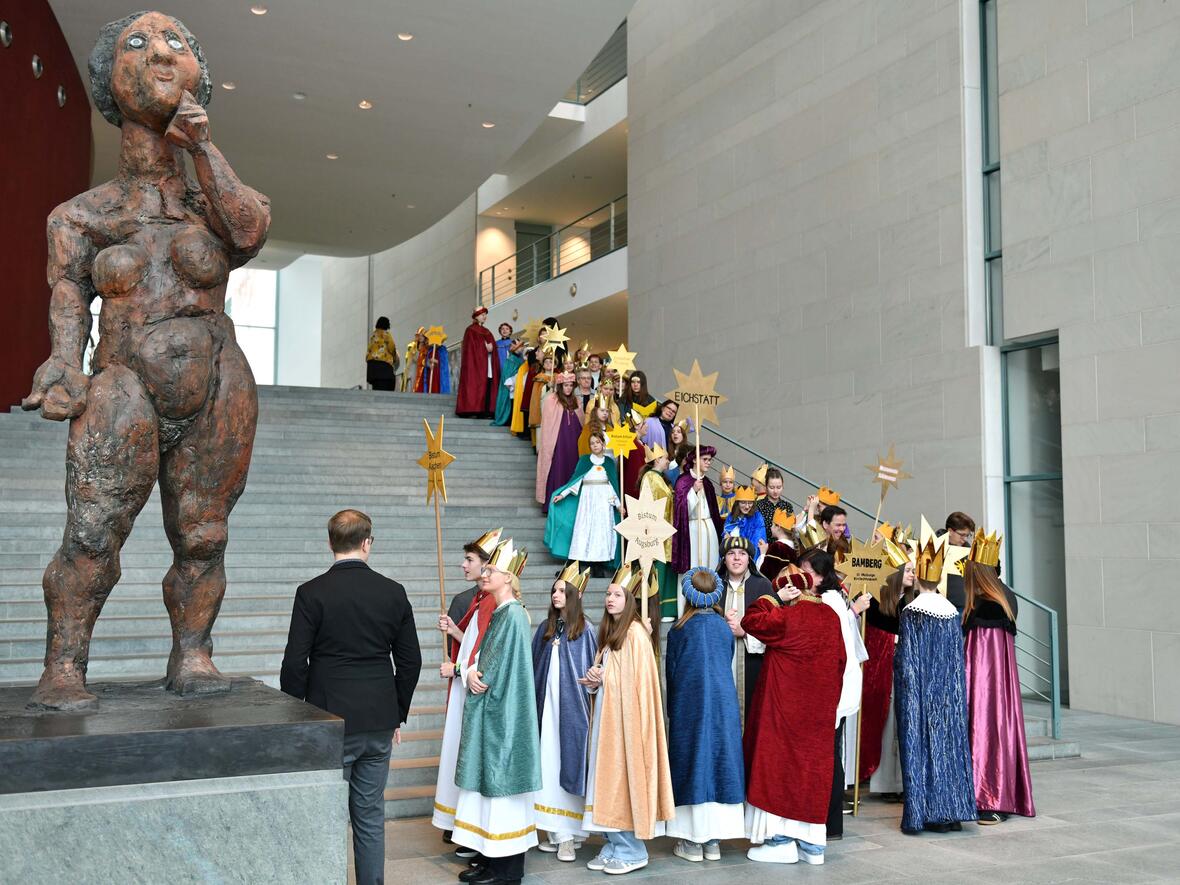 02_Sternsingergruppe aus Aresing beim Bundeskanzler (Foto Nicolas Schnall pba)