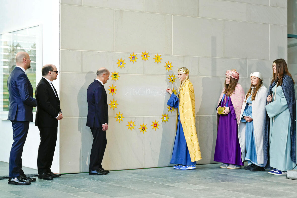 09_Sternsingergruppe aus Aresing beim Bundeskanzler (Foto Fritz Stark Kindermissionswerk)