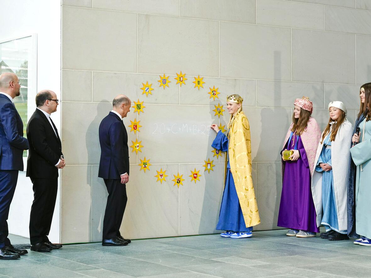 09_Sternsingergruppe aus Aresing beim Bundeskanzler (Foto Fritz Stark Kindermissionswerk)