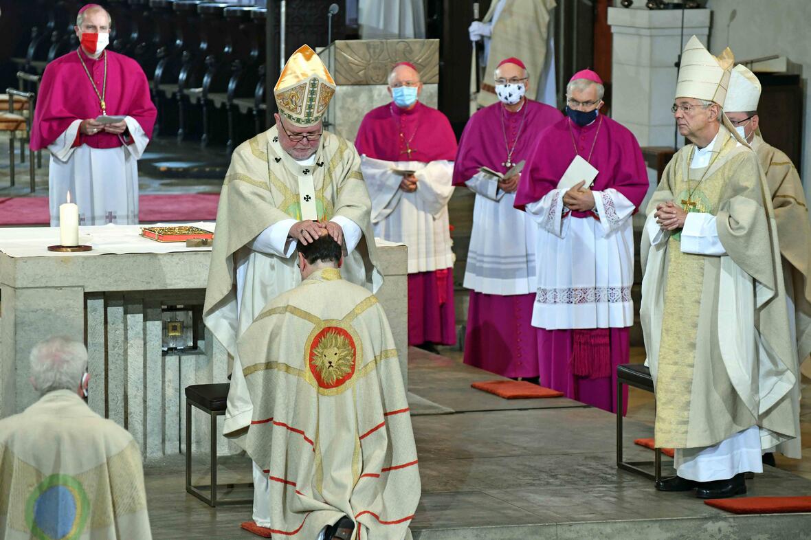 01_Bischofsweihe Dr. Bertram Meier_Handauflegung durch Kardinal Marx (Foto Nicolas Schnall_pba)