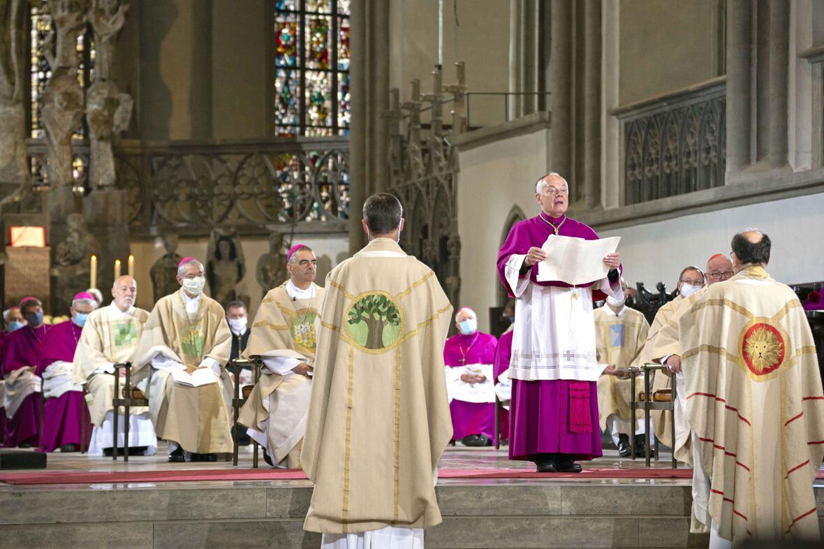 02_Bischofsweihe Dr. Bertram Meier_Verlesung der Ernennungsurkunde durch Weihbischof Losinger (Foto Anika Taiber-Groh_pba)