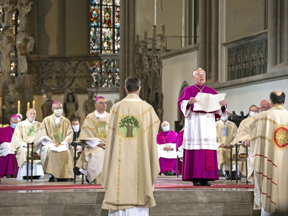 02_Bischofsweihe Dr. Bertram Meier_Verlesung der Ernennungsurkunde durch Weihbischof Losinger (Foto Anika Taiber-Groh_pba)
