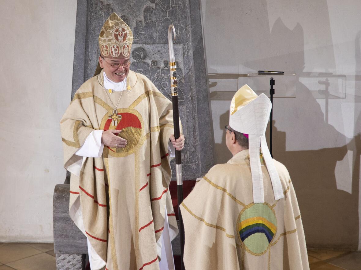 04_Bischofsweihe Dr. Bertram Meier_Nach Inbesitznahme der Kathedra Begrüßung durch den DBK-Vorsitzenden (Foto Anika Taiber-Groh_pba)