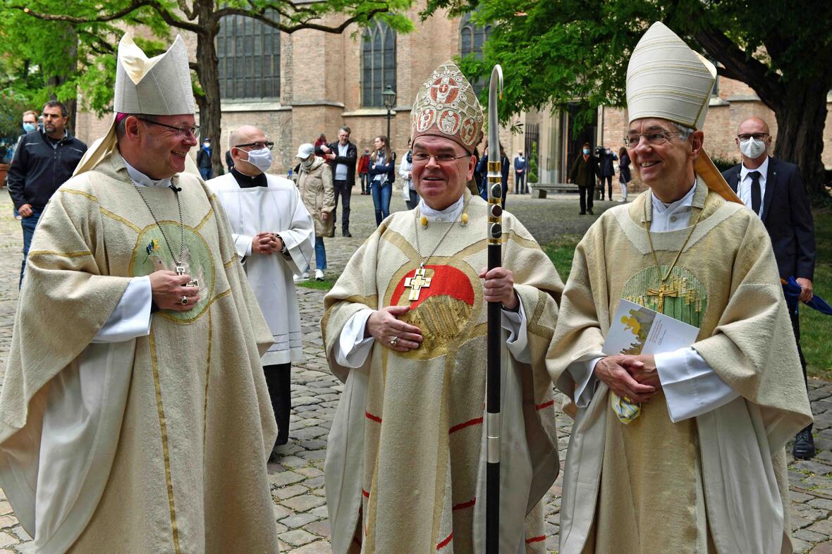 05_Nach der Bischofsweihe_Bischof Bertram gemeinsam mit dem DBK-Vorsitzenden Bischof Bätzing und dem früheren Weltkirche-Bischof Schick (Foto Nicolas Schnall pba)