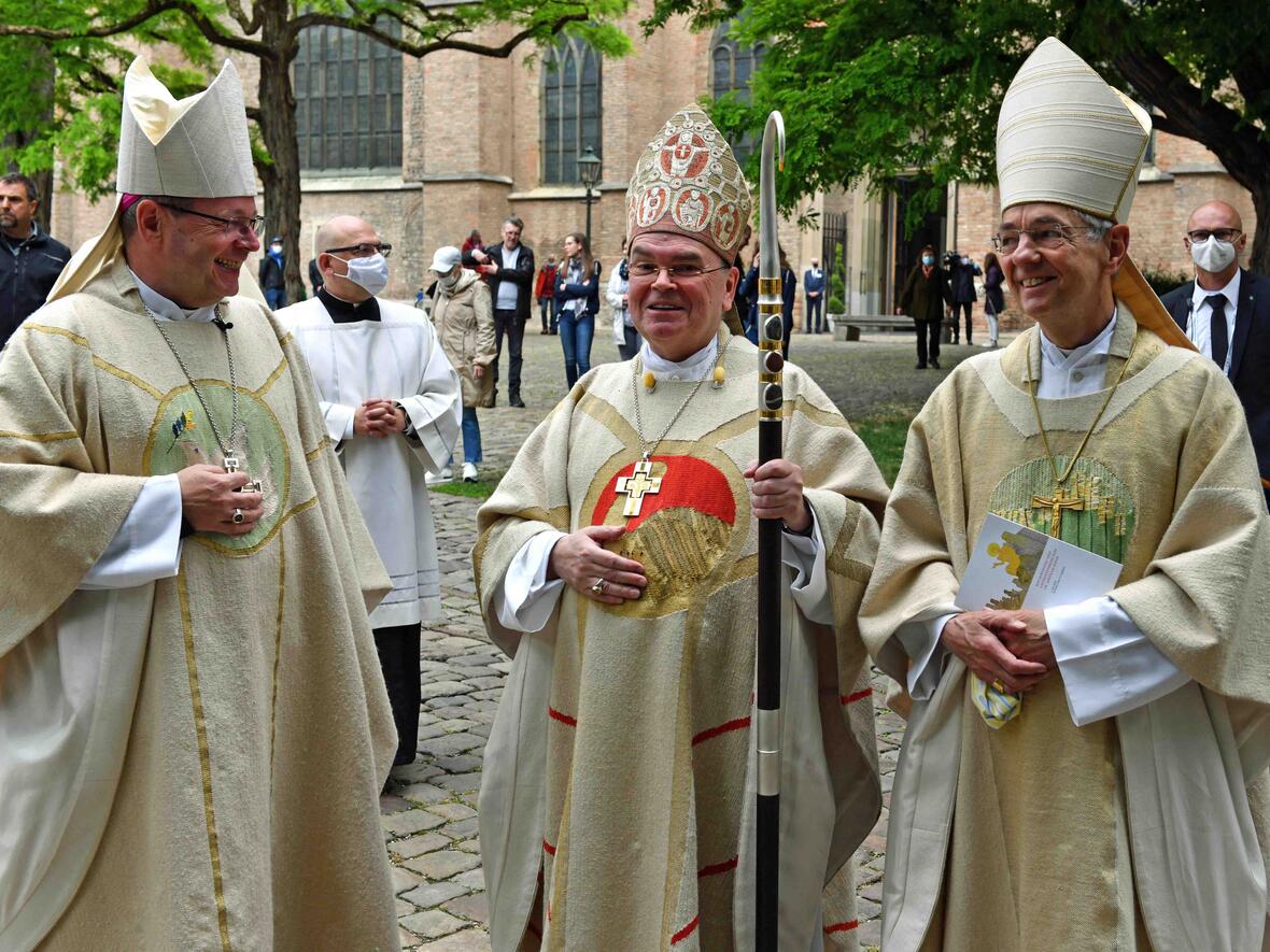 05_Nach der Bischofsweihe_Bischof Bertram gemeinsam mit dem DBK-Vorsitzenden Bischof Bätzing und dem früheren Weltkirche-Bischof Schick (Foto Nicolas Schnall pba)