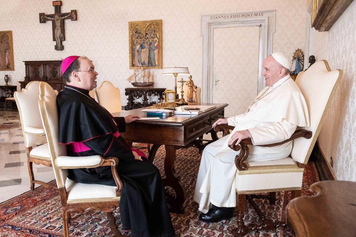 09_Papst Franziskus im Gespräch mit Bischof Bertram (Foto Vatican Media_Romano Siciliani_KNA)
