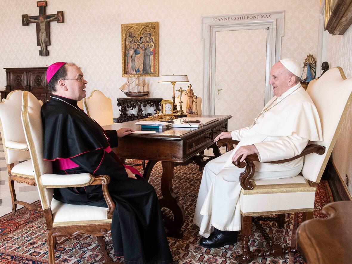 09_Papst Franziskus im Gespräch mit Bischof Bertram (Foto Vatican Media_Romano Siciliani_KNA)