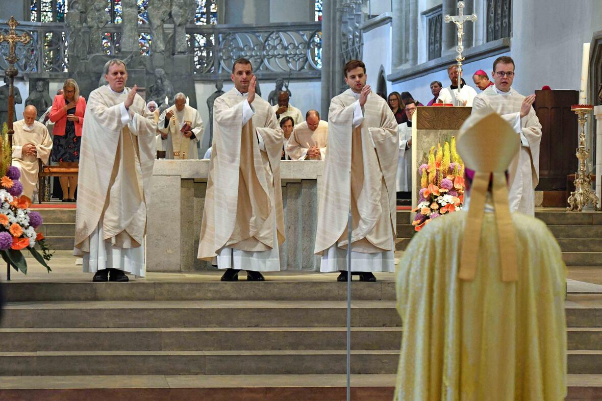 10_Priesterweihe 2020 im Hohen Dom_Primizsegen (Foto Nicolas Schnall_pba)