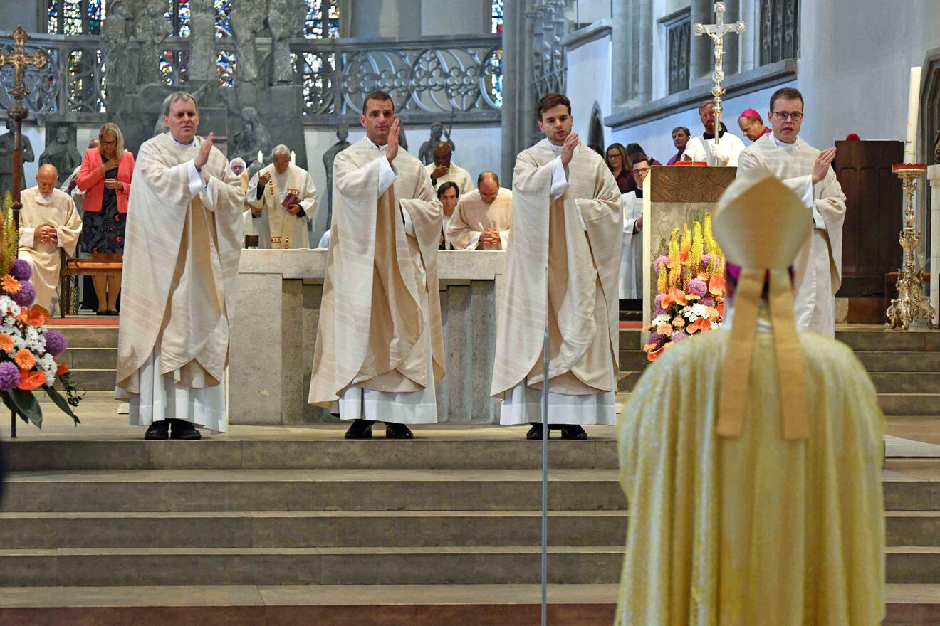 10_Priesterweihe 2020 im Hohen Dom_Primizsegen (Foto Nicolas Schnall_pba)