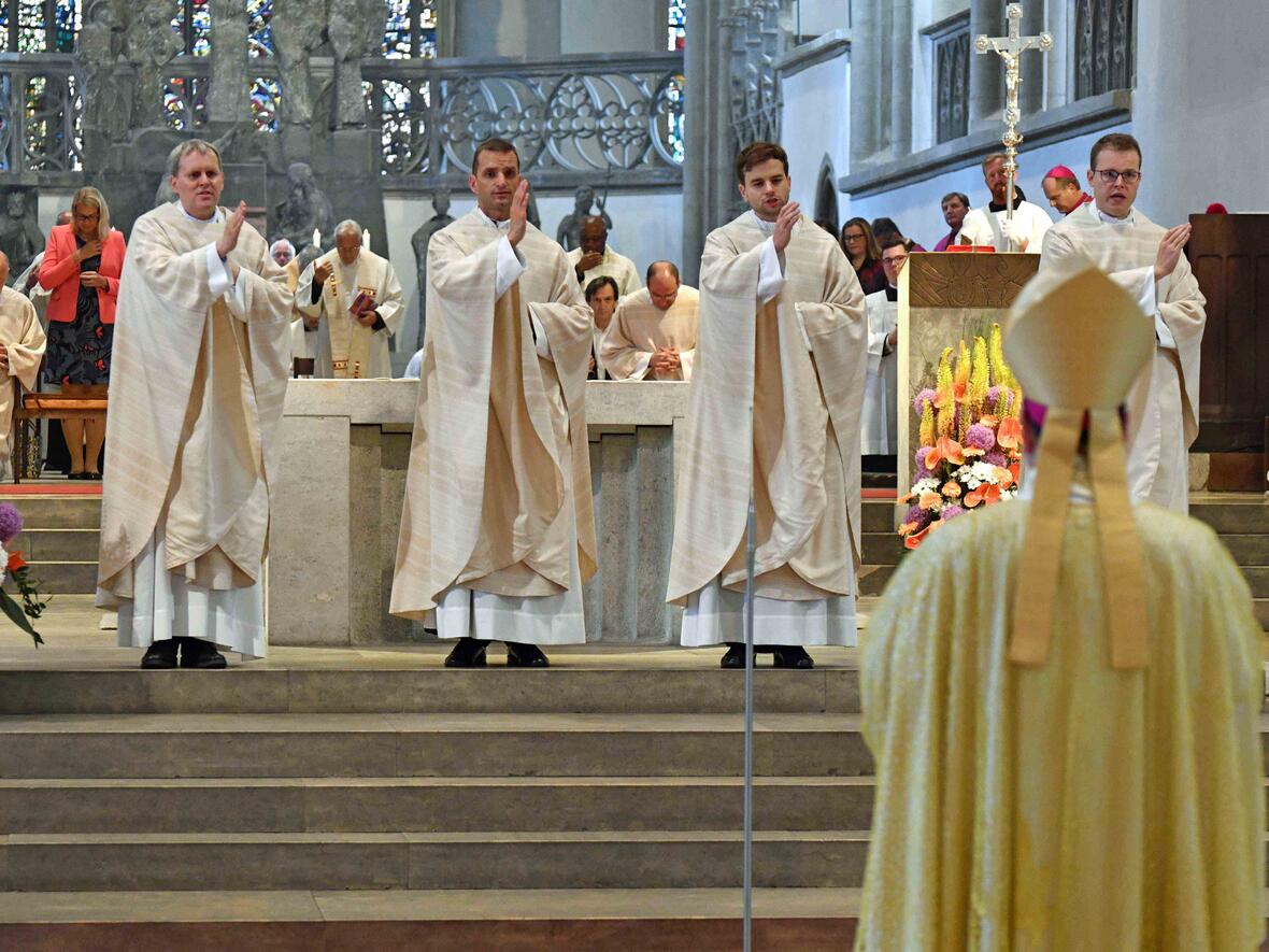 10_Priesterweihe 2020 im Hohen Dom_Primizsegen (Foto Nicolas Schnall_pba)
