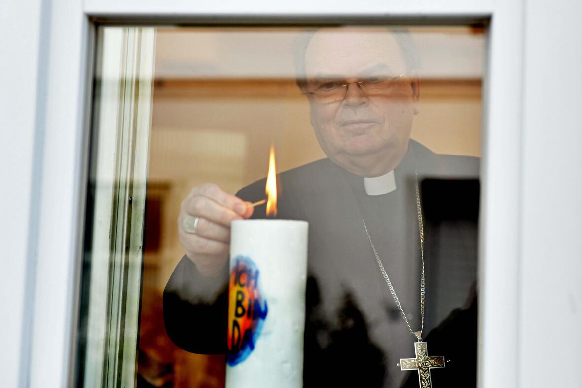 12_Bischof Bertram entzündet Kerze für Corona-Opfer (Foto Julian Schmidt pba)