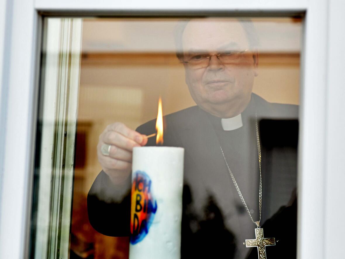 12_Bischof Bertram entzündet Kerze für Corona-Opfer (Foto Julian Schmidt pba)