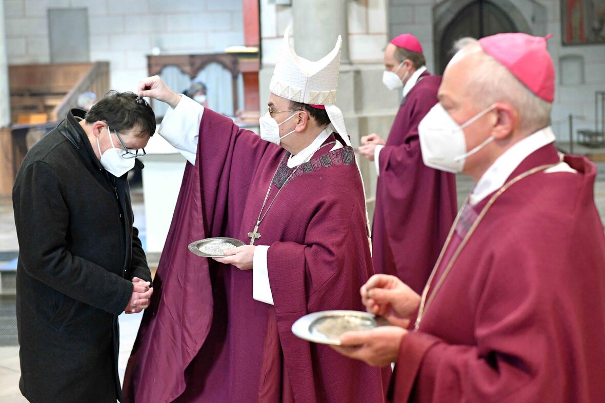 13_Aschermittwoch der Künstler 2021_Auflegung Aschenkreuz (Foto Nicolas Schnall_pba)