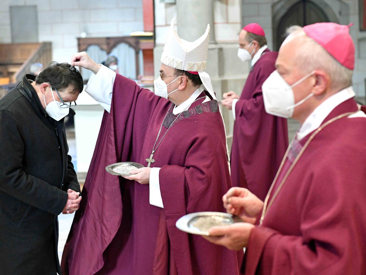 13_Aschermittwoch der Künstler 2021_Auflegung Aschenkreuz (Foto Nicolas Schnall_pba)