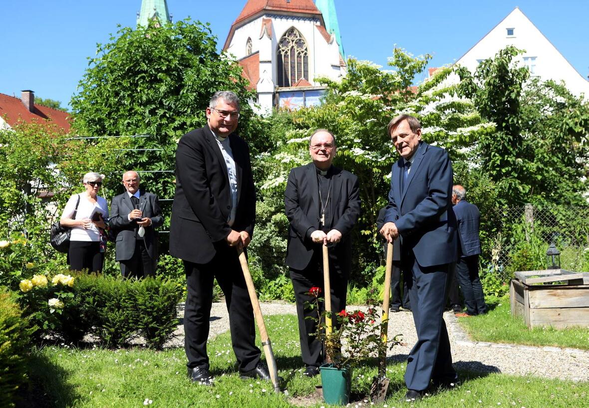 17_100 Jahre Diözesan-Caritasverband_Pflanzaktion im Bischofshausgarten (Foto Annette Zoepf_Caritas Augsburg)