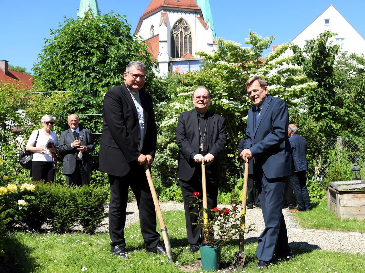 17_100 Jahre Diözesan-Caritasverband_Pflanzaktion im Bischofshausgarten (Foto Annette Zoepf_Caritas Augsburg)