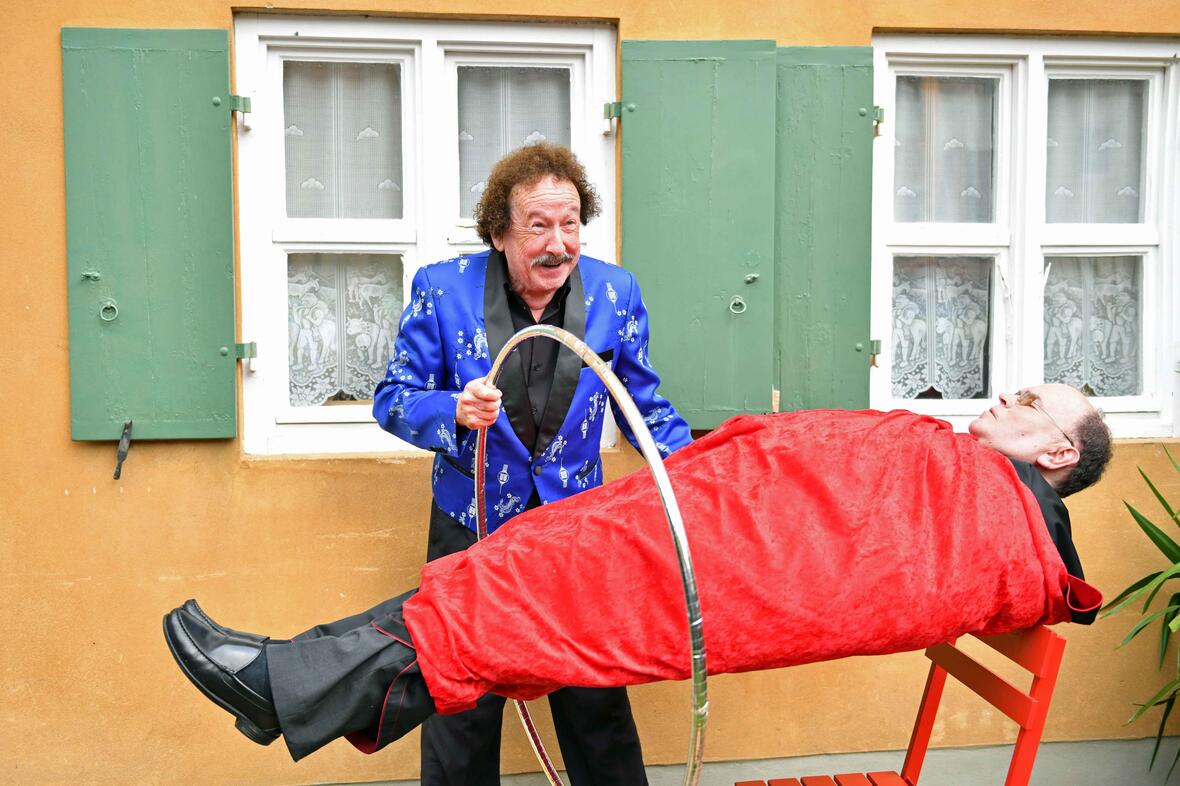 18_Bischof Bertram zu Besuch bei Zauberer Hardy in der Fuggerei (Foto Julian Schmidt pba)