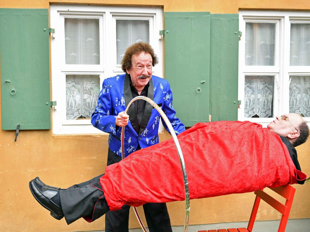 18_Bischof Bertram zu Besuch bei Zauberer Hardy in der Fuggerei (Foto Julian Schmidt pba)