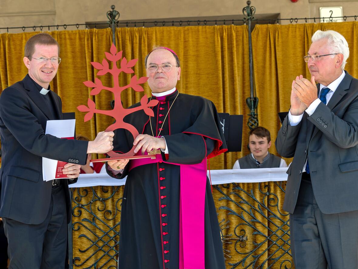 26_Bischof Bertram beim offiziellen Festakt in Ursberg zur Stabübergabe von Msgr. Merkt an Martin Riß (Foto DRW Georg Drexel)