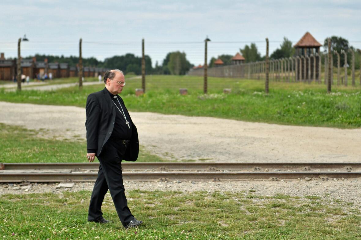 27_Bischof Bertram an der Selektionsrampe im Vernichtungslager Auschwitz-Birkenau (Foto Julian Schmidt pba)