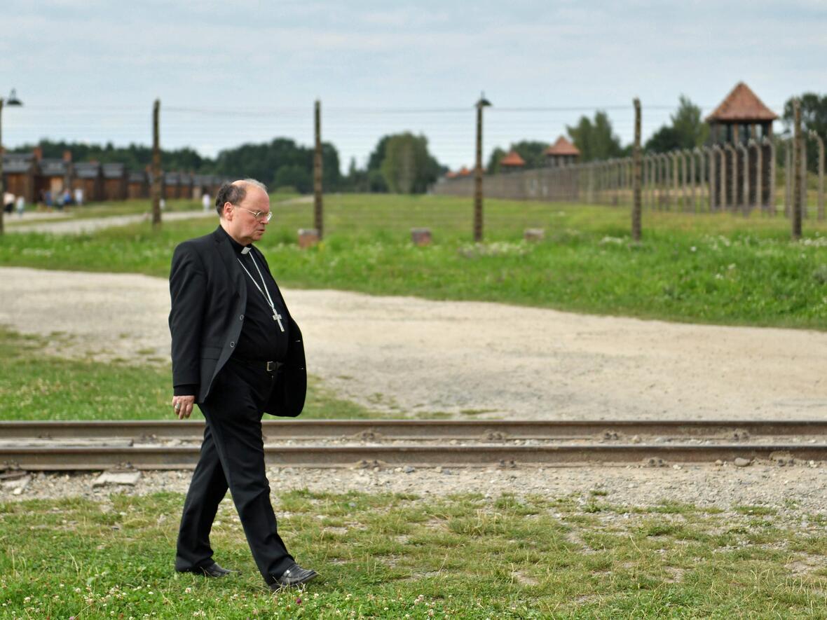 27_Bischof Bertram an der Selektionsrampe im Vernichtungslager Auschwitz-Birkenau (Foto Julian Schmidt pba)