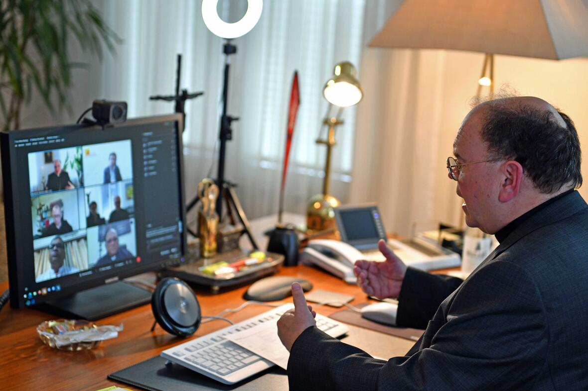 28_Bischof Bertram bei einer Videokonferenz mit Bischöfen aus Pakistan (Foto Nicolas Schnall pba)