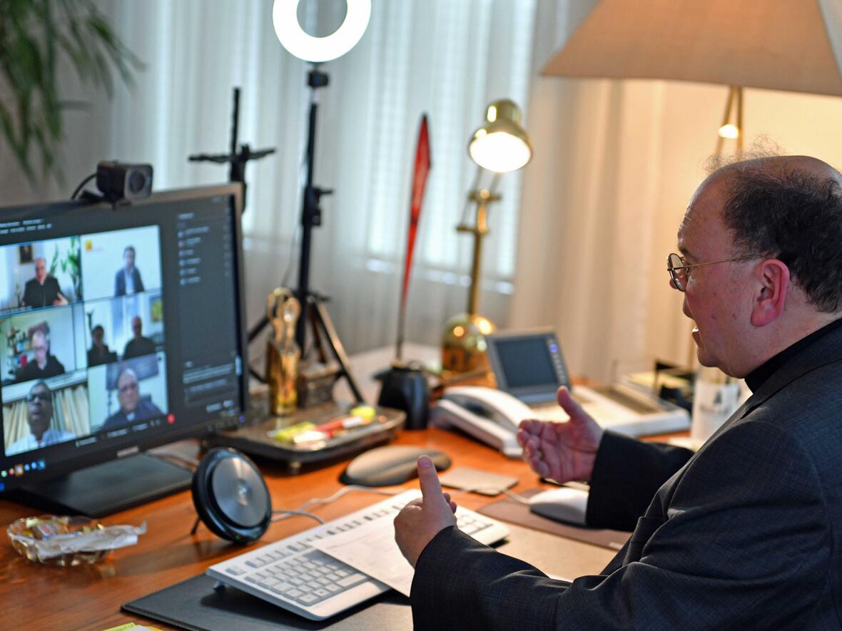 28_Bischof Bertram bei einer Videokonferenz mit Bischöfen aus Pakistan (Foto Nicolas Schnall pba)