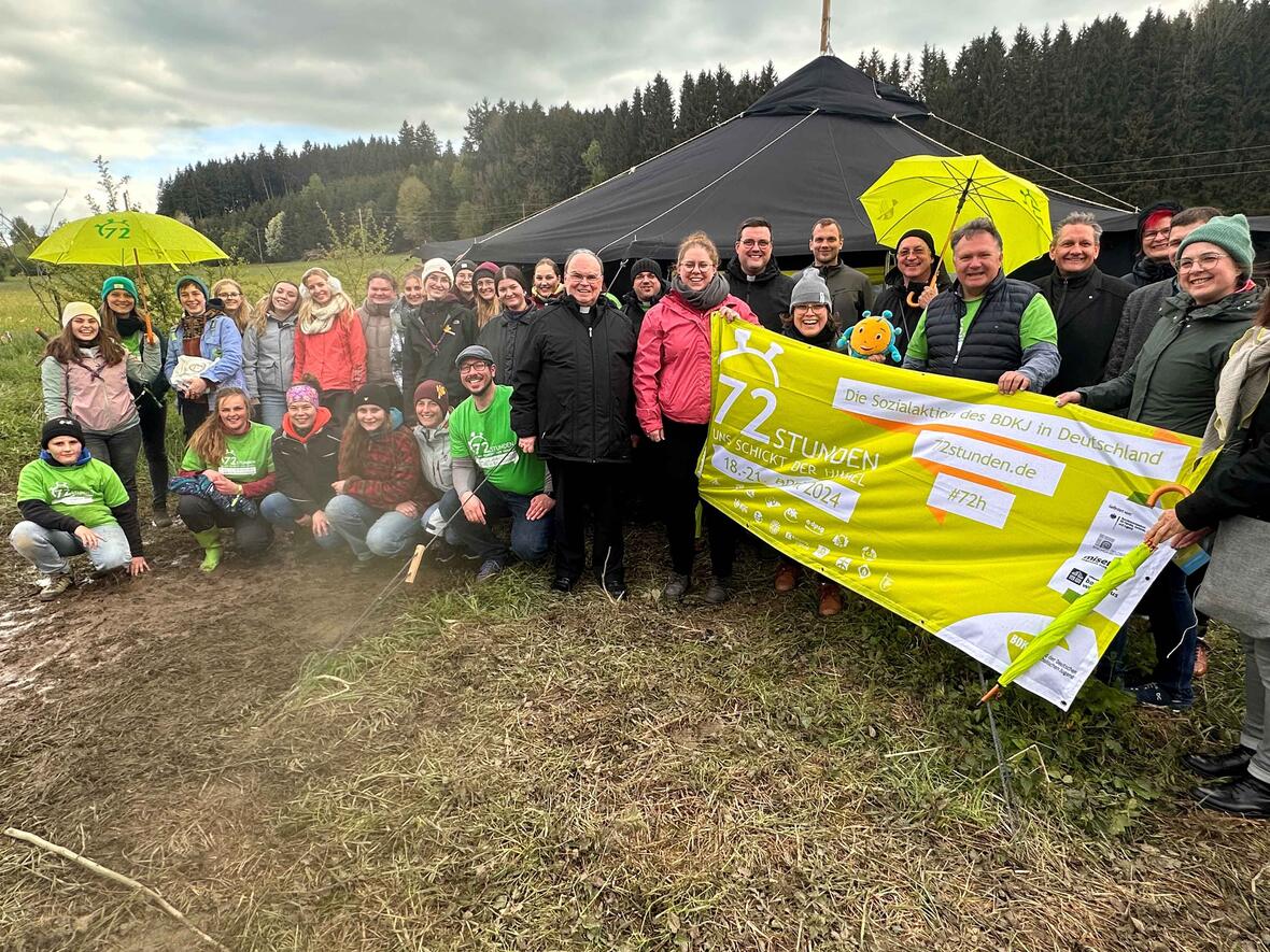40_72-Stunden-Aktion des BDKJ_Bischof Bertram besichtig Projekte (Foto Ulrich Bobinger pba)
