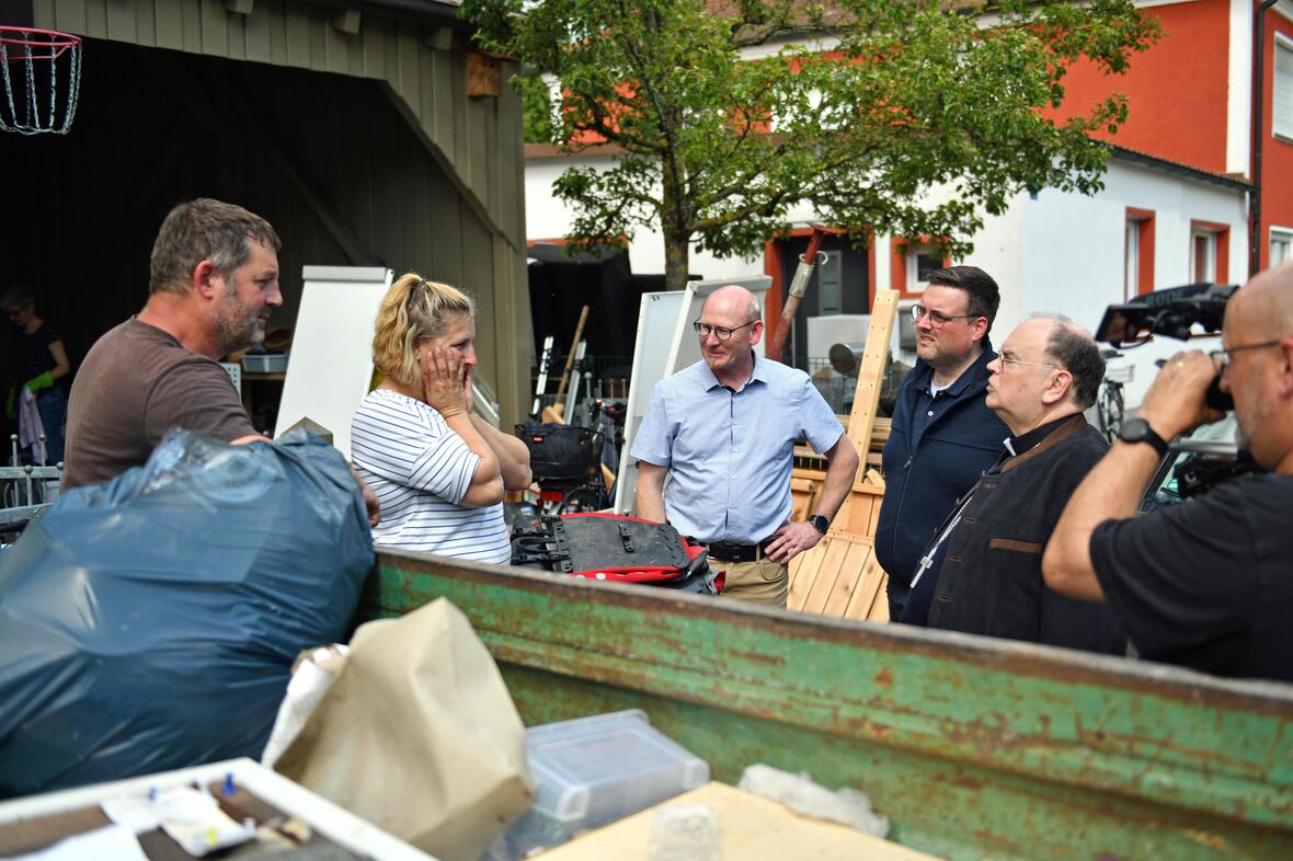 41_Hochwasserkatastrophe in Schrobenhausen_Bischof Bertram hört sich die erschütternden Erzählungen einer betroffenen Familie an (Foto Nicolas Schnall pba)