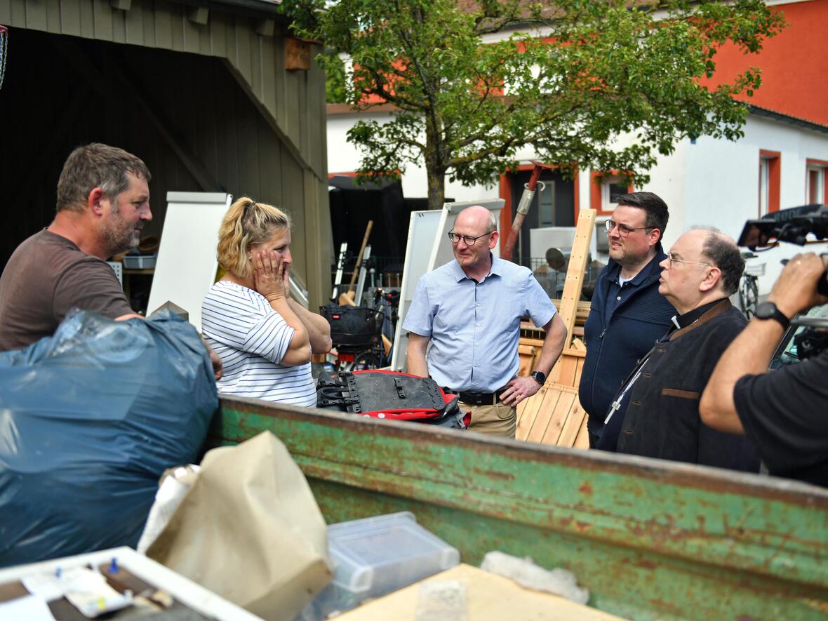 41_Hochwasserkatastrophe in Schrobenhausen_Bischof Bertram hört sich die erschütternden Erzählungen einer betroffenen Familie an (Foto Nicolas Schnall pba)